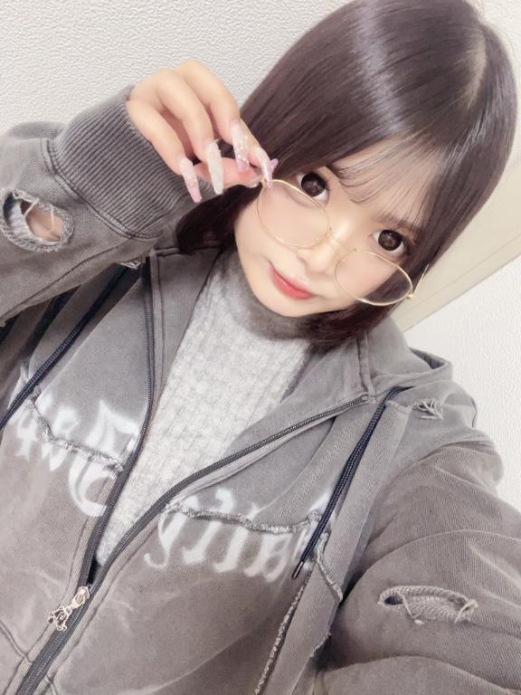 👧🏻🖤