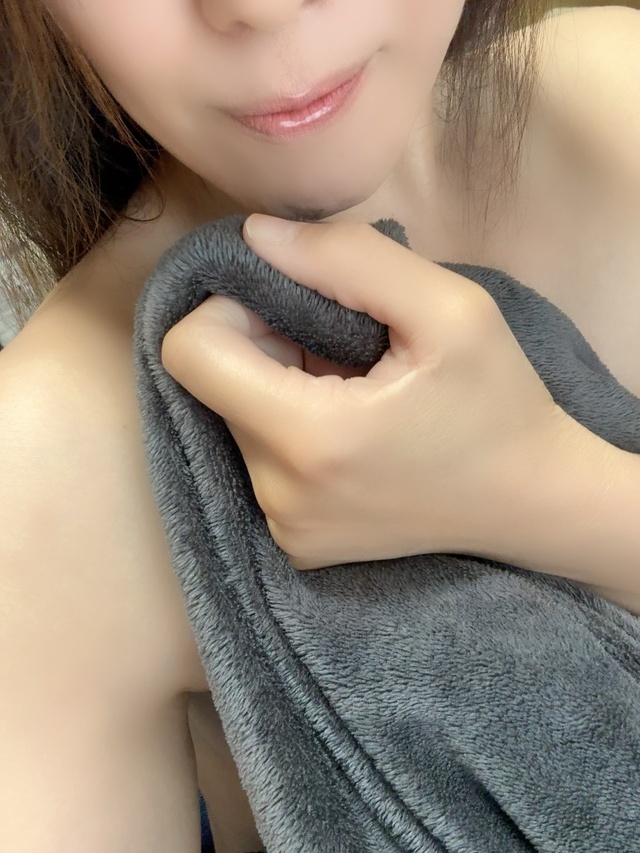 雨ですね☘️｜写メ日記｜あきほ｜品川・五反田 人妻デリヘル 奥鉄オクテツ東京店（デリヘル市場）