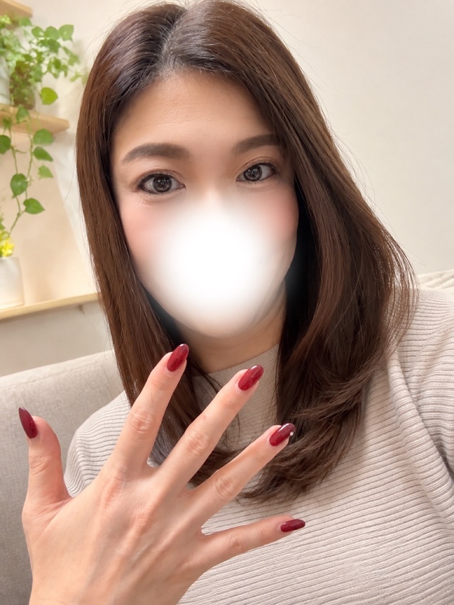 大人RED見納め♥️指先も秋支度🍁｜写メ日記｜よしか｜鶯谷 人妻デリヘル 人妻花かんざし