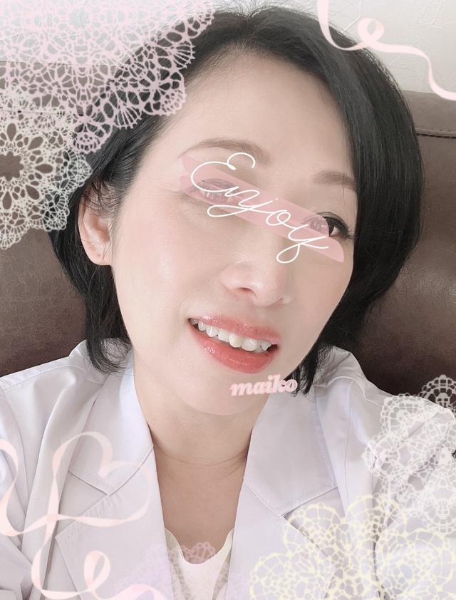 ８月に