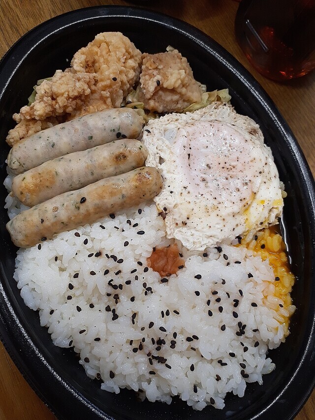 片山出勤してます