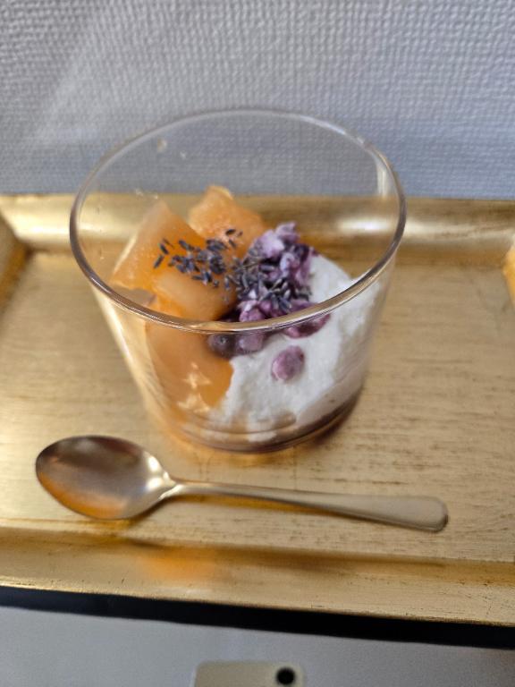 小腹が空いたのでフルーツヨーグルト食べました｜写メ日記｜オリビア｜鶯谷 人妻デリヘル 熟女デリヘル倶楽部