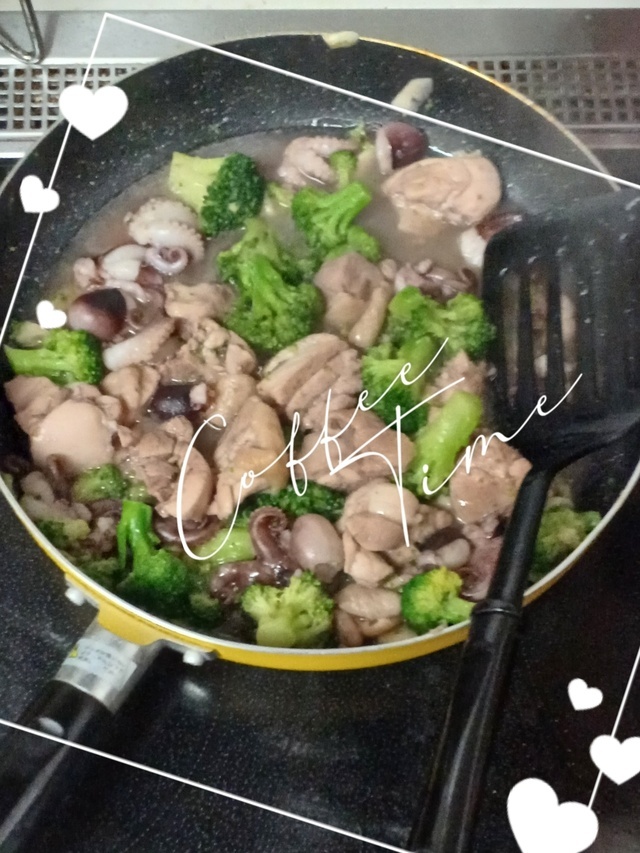 今夜のおかずは🎵イイダコのアヒージョ