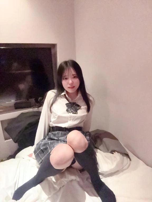 👩🏻‍🎓🫶🏻
