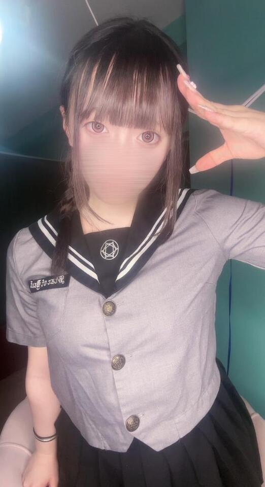 制服とかどう…？