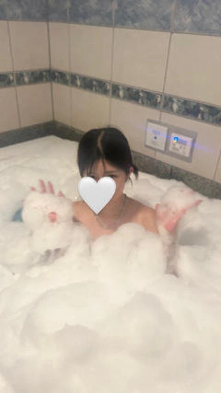 泡で見えないはず、？