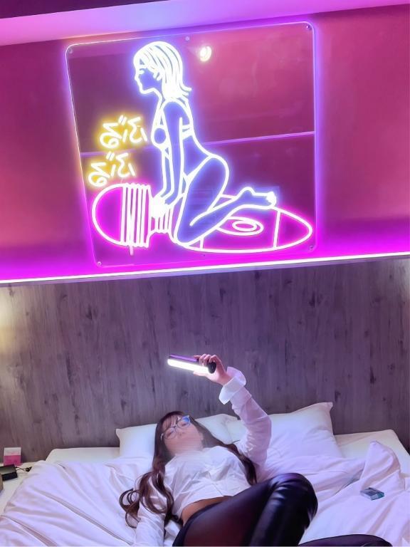 自撮り棒とライト｜写メ日記｜かえで｜池袋 人妻デリヘル 池袋人妻城