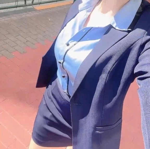 紺碧のスーツと、真っ直ぐな欲望のライン。｜写メ日記｜佐々波エヴァ｜銀座・新橋・汐留 出張エステ Mrs. Dandy Ginza