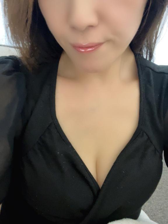 待機してます☘️｜写メ日記｜むぎ｜錦糸町・小岩・葛西 人妻デリヘル 半熟ばなな 錦糸町